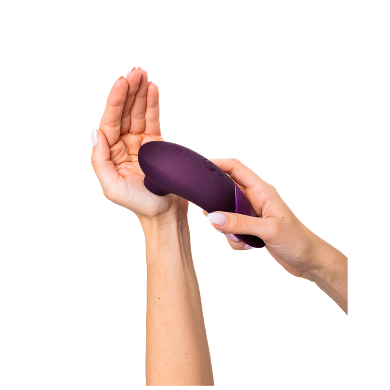 WOMANIZER - PRÓXIMO ESTIMULADOR CLITORIAL ROXO ESCURO